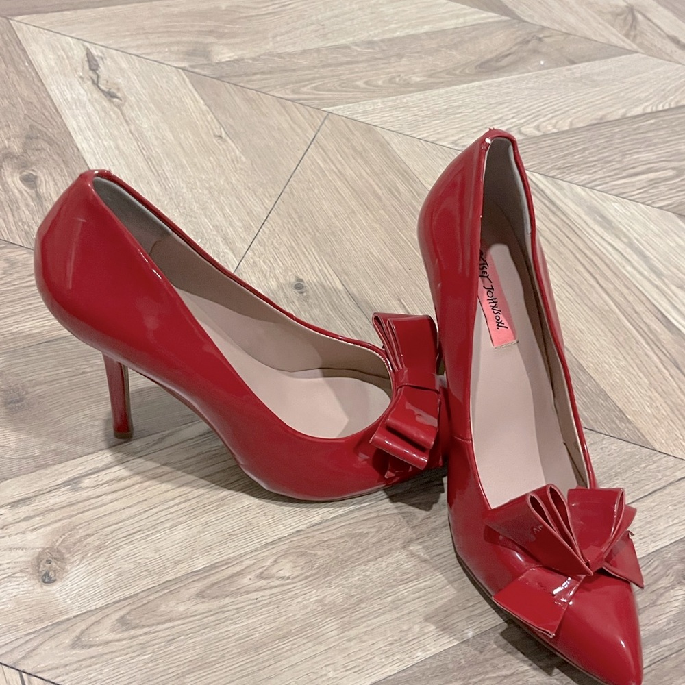 Betsey Johnson 4in red heel